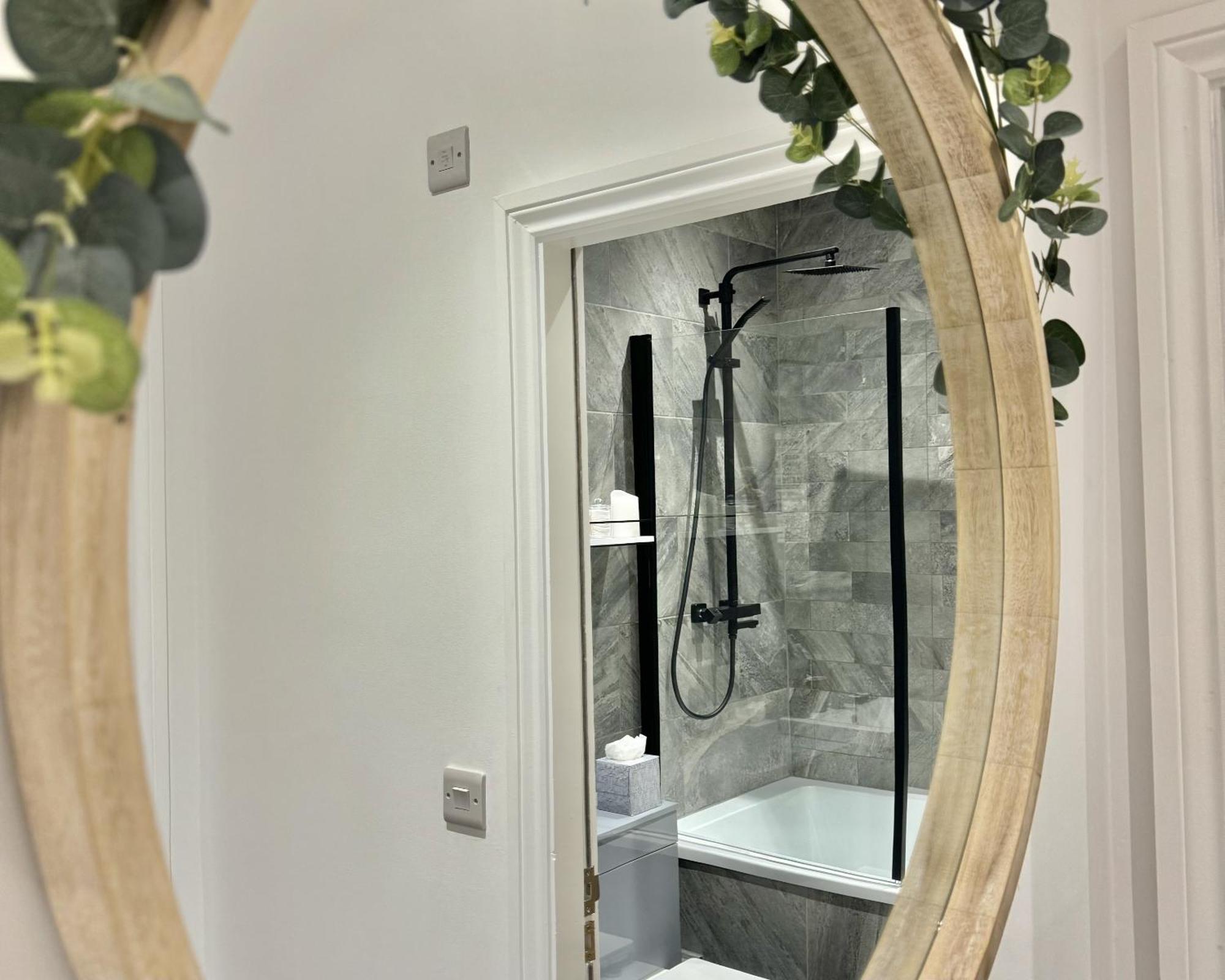 The Yorkshire Crown - Luxury Apartment - Free Parking Nearby ฮาร์โรเกต ภายนอก รูปภาพ