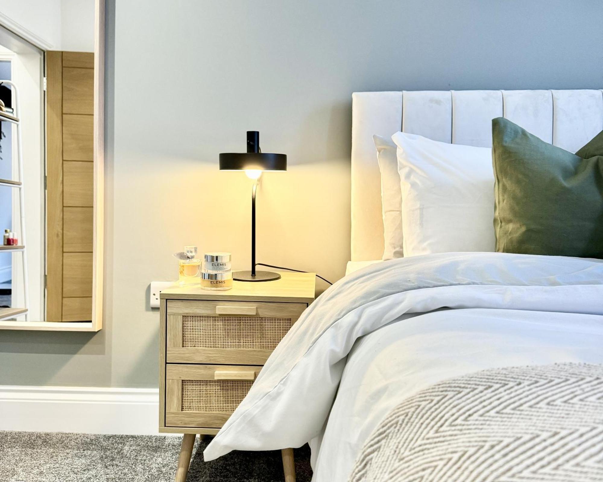 The Yorkshire Crown - Luxury Apartment - Free Parking Nearby ฮาร์โรเกต ภายนอก รูปภาพ