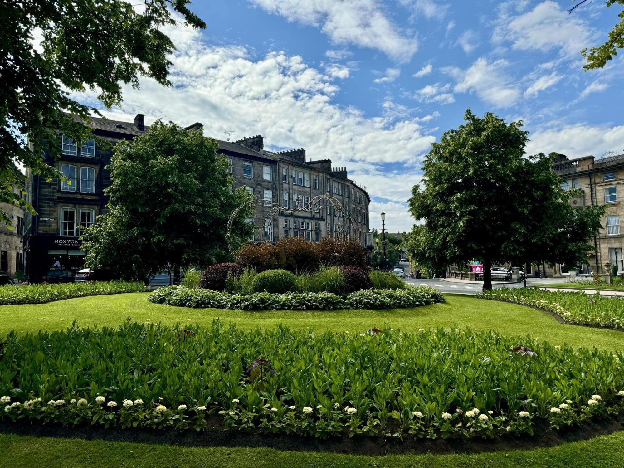 The Yorkshire Crown - Luxury Apartment - Free Parking Nearby ฮาร์โรเกต ภายนอก รูปภาพ